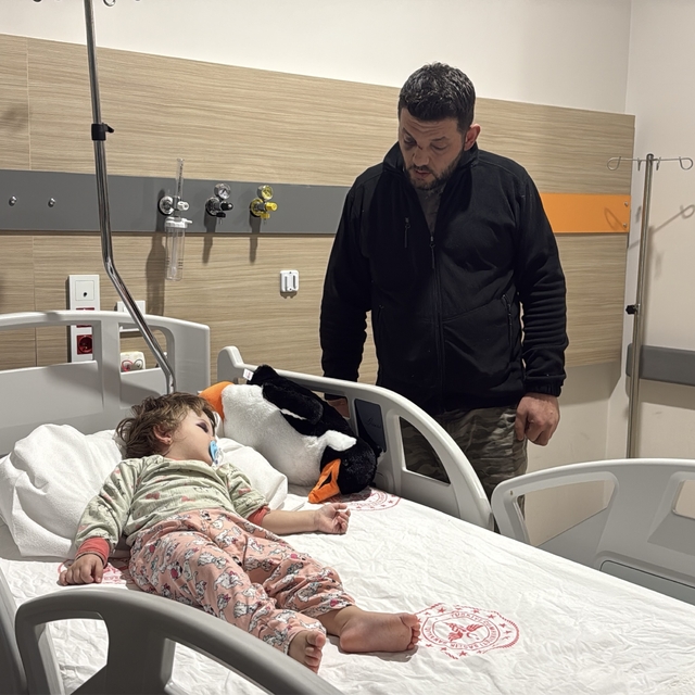 Gürültü tartışmasında komşusu tarafından, kucağındaki 14 aylık bebeğiyle da...