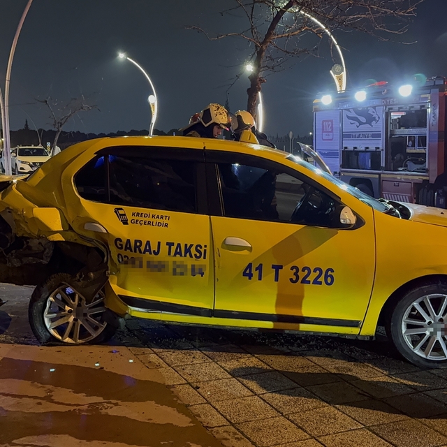 İki otomobilin çarpıştığı kaza maddi hasarla atlatıldı