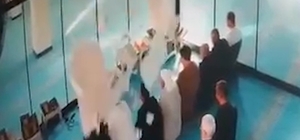 Camide cemaatin üzerine asma tavan parçaları düştü; olay anı kamerada