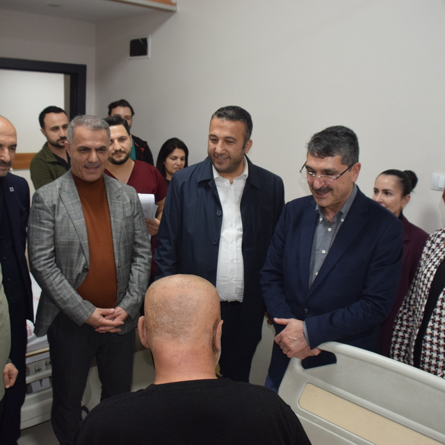 AK Parti Batman Milletvekili Nasıroğlu'ndan hastalara ziyaret