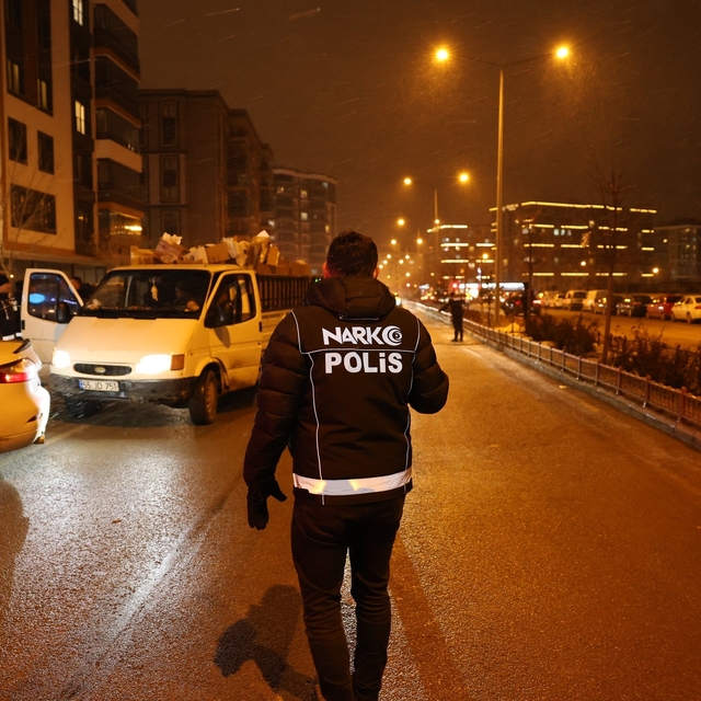 Erzurum polisi yoğun kar yağışında huzur ve güven için denetimde
