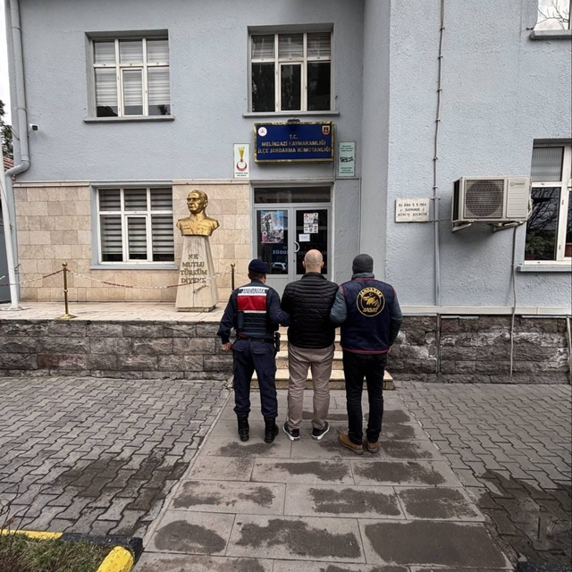 Kayseri'de 15 yıl kesinleşmiş hapsi bulunan uyuşturucu taciri yakalandı
Yap...