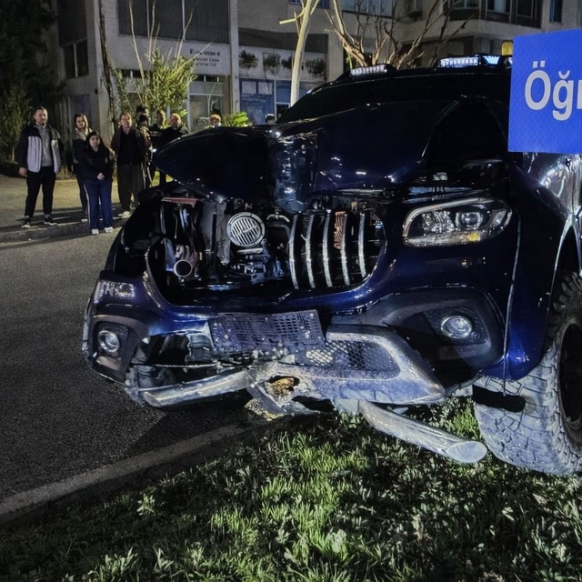 Gazipaşa'da kamyonet refüje çıktı: 2 yaralı