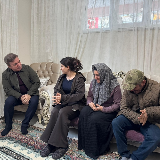 Erzincan Valisi Aydoğdu, engelli ablasına ve ağabeyine bakan Çilem'in hikay...