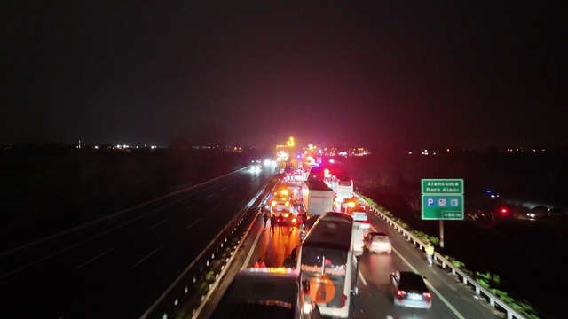 Sakarya'da 16 aracın karıştığı zincirleme kazada 4'ü ağır 13 yaralı: Olay yeri böyle görüntülendi Otoyoldaki feci kazaya, köprü altında yakılan lastik dumanının yol açtığı öne sürüldü