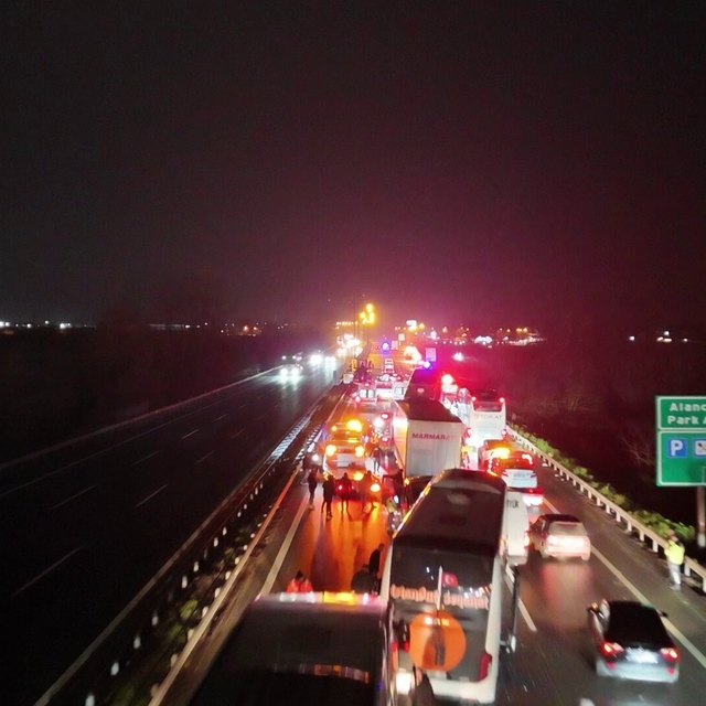 Sakarya'da 16 aracın karıştığı zincirleme kazada 4'ü ağır 13 yaralı: Olay y...