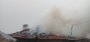 Sındırgı'da bitişik iki ev alevlere teslim oldu: 1 yaralı