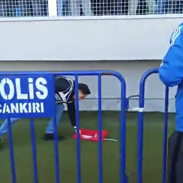 Türk polisinin bayrak sevdası: Tartışma sırasında düşen bayrağı kaldırdı