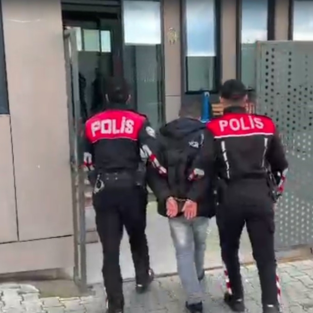 İzmir'de 17 yıl hapisle aranan firariyi 'Yunuslar' yakaladı