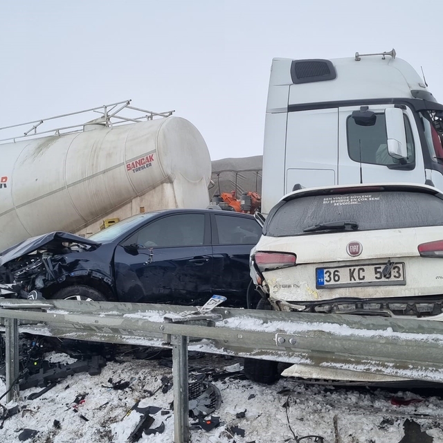Erzurum'da zincirleme kazada can pazarı yaşandı: 8 ağır yaralı
