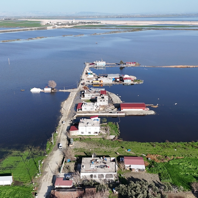 Amik Ovası'nda şiddetli yağışla birlikte tarım arazileri ve evler günlerdir...
