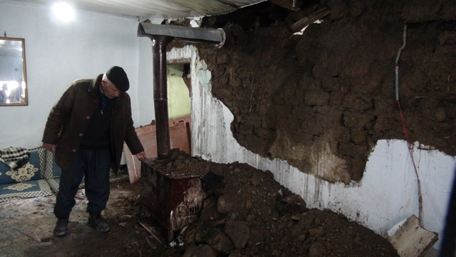 Yüksekova'da yağışta evi yıkılan aileye destek