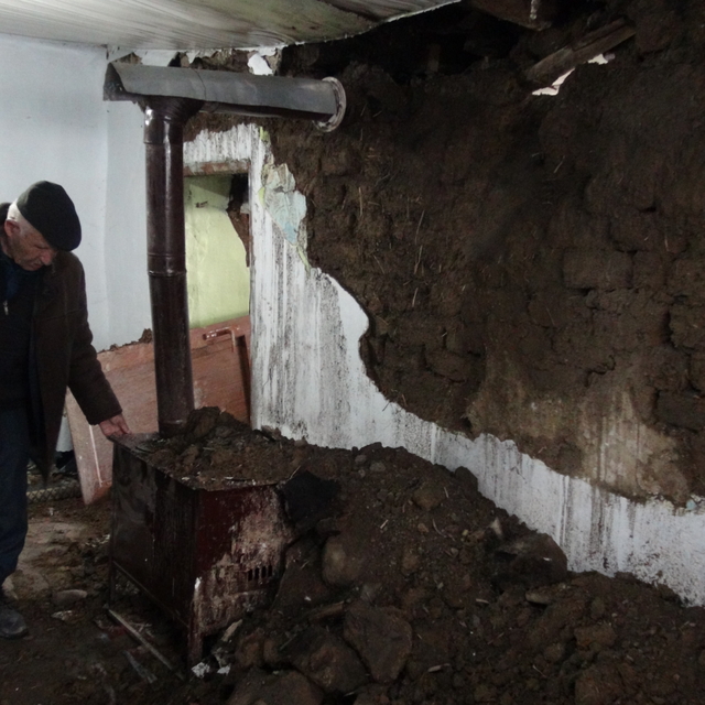 Yüksekova'da yağışta evi yıkılan aileye destek