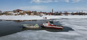 Bitlis'te donan göller erken ısınmayla çözülmeye başladı