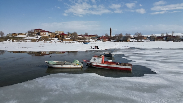 Bitlis'te donan göller erken ısınmayla çözülmeye başladı