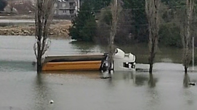 Adana'da köyü su bastı: Yollar kapandı, bir kamyon suya gömüldü
Çatalan Barajı Gölü'nün kapaklarının açılması sonucu Etekli köyü göle döndü