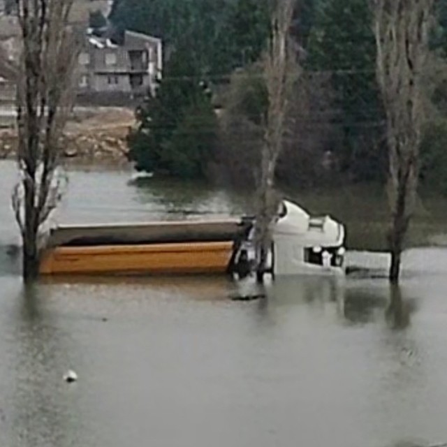 Adana'da köyü su bastı: Yollar kapandı, bir kamyon suya gömüldü
Çatalan Bar...
