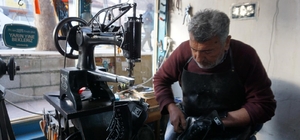 Babasından öğrendiği ayakkabı tamirciliğini 40 yıldır sürdürüyor
Ayakkabı u...