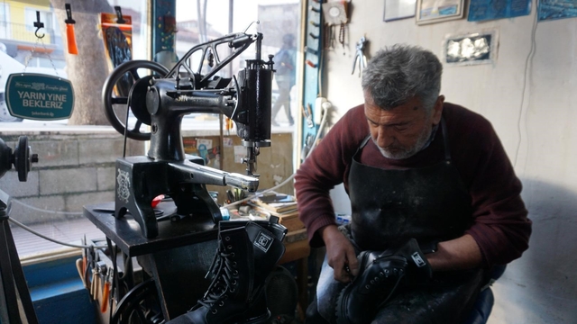 Babasından öğrendiği ayakkabı tamirciliğini 40 yıldır sürdürüyor
Ayakkabı ustası mesleğini ayakta tutmaya çalışıyor