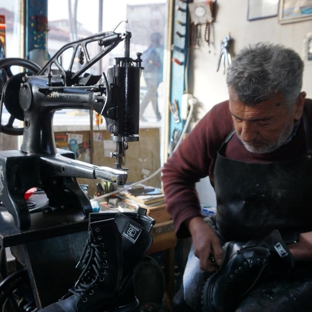 Babasından öğrendiği ayakkabı tamirciliğini 40 yıldır sürdürüyor
Ayakkabı u...
