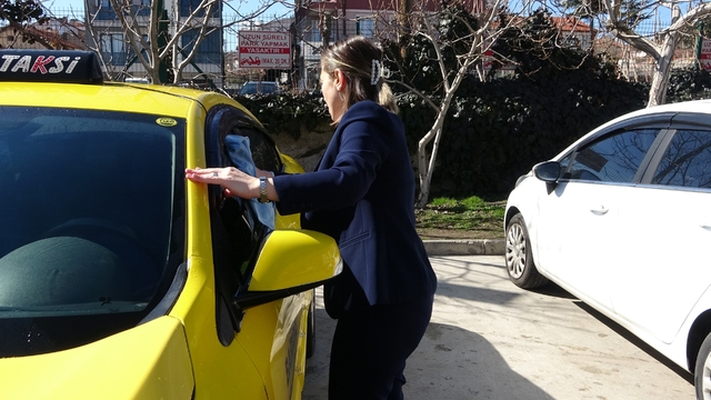 Üç çocuk annesi, taksi şoförlüğüyle hem ailesinin geçimine katkı sağlıyor hem de kadınlara örnek oluyor
Taksiye binerken 'abi', inerken 'abla' diyorlar