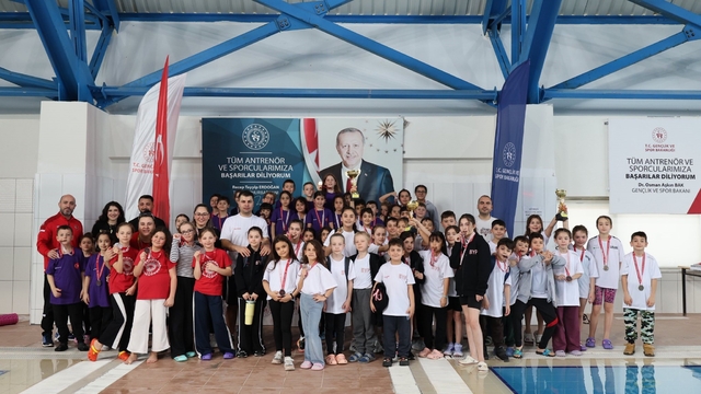 Bilecik'te küçük yüzücülerden madalya mücadelesi