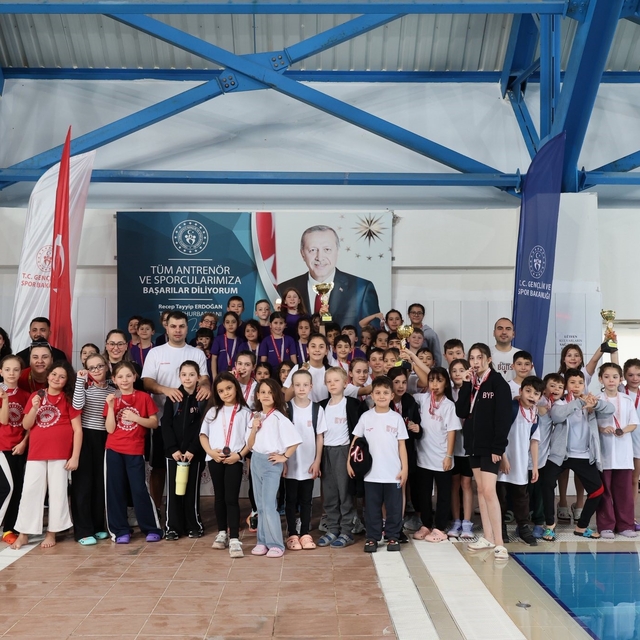 Bilecik'te küçük yüzücülerden madalya mücadelesi