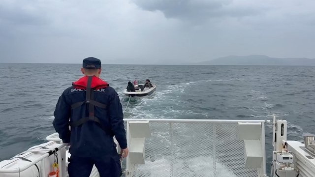 Kuşadası'nda sürüklenen teknedeki iki kişi kurtarıldı