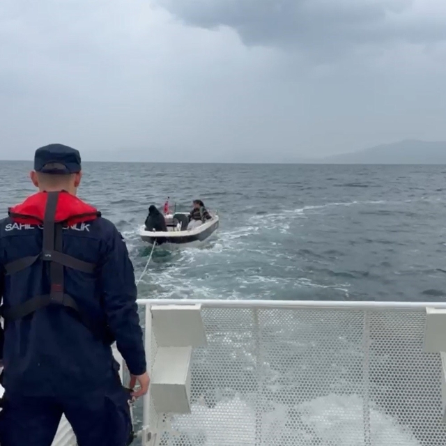 Kuşadası'nda sürüklenen teknedeki iki kişi kurtarıldı