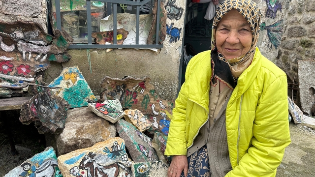 74 yaşındaki Hakime teyzenin resim tutkusu
Annesinin evini resim galerisine dönüştürdü
Kartonlara, ağaçlara ve kağıtlara çizdiği binlerce resmi evinde sergiliyor