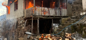 İmam lojmanı, çıkan yangında yandı