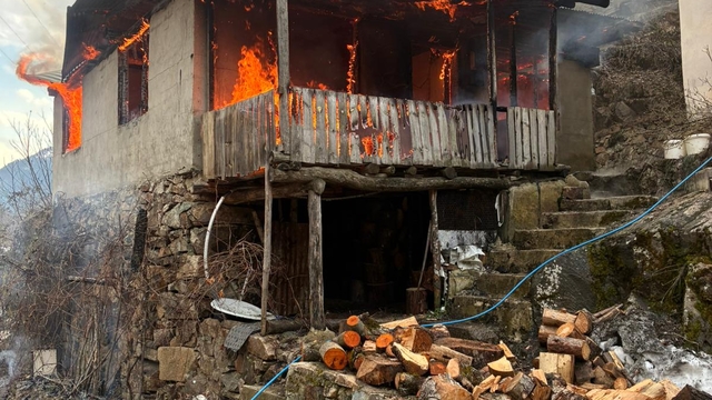 İmam lojmanı, çıkan yangında yandı