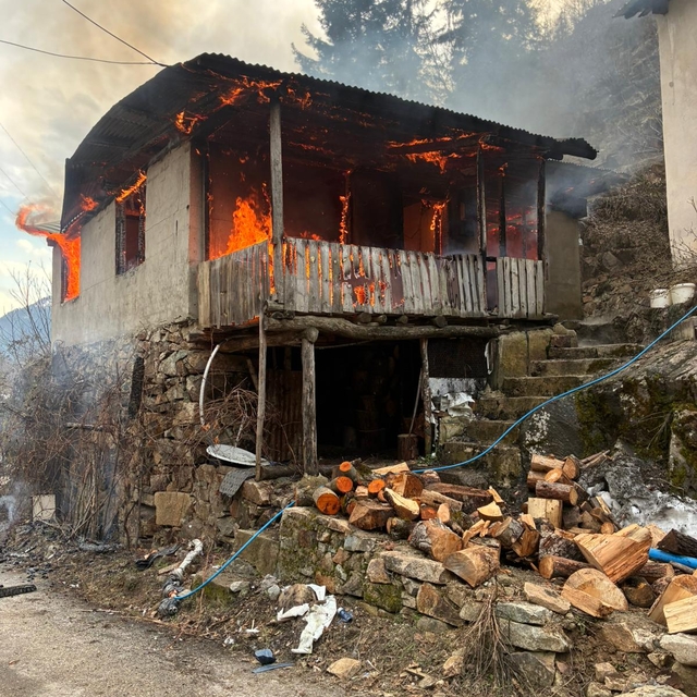 İmam lojmanı, çıkan yangında yandı