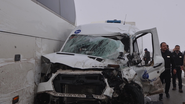 Erzurum'da zincirleme kaza: 20 yaralı