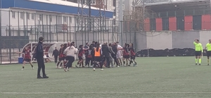 Van'da maç bitti yumruklar konuştu
Vangücü SK ile Siverek Kadın SK maçının...