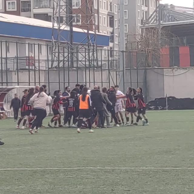 Van'da maç bitti yumruklar konuştu
Vangücü SK ile Siverek Kadın SK maçının...