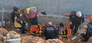 Toprak zemin kaydı, 3 metreden düşüp yaralanan inşaat işçisini ekipler kurt...