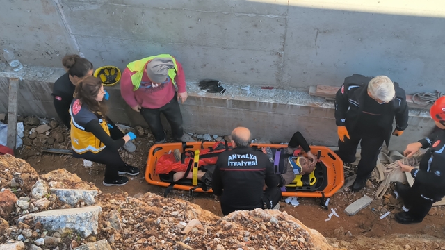 Toprak zemin kaydı, 3 metreden düşüp yaralanan inşaat işçisini ekipler kurtardı
Bacağında kırık oluşan işçi, tedavi için hastaneye götürüldü