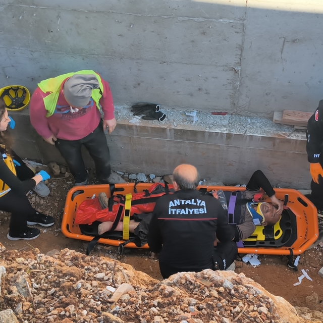 Toprak zemin kaydı, 3 metreden düşüp yaralanan inşaat işçisini ekipler kurt...