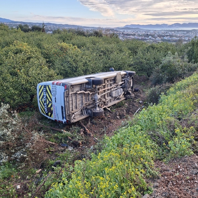 Hatay'da ağaçlık alana devrilen öğrenci servisindeki 9 kişi yaralandı