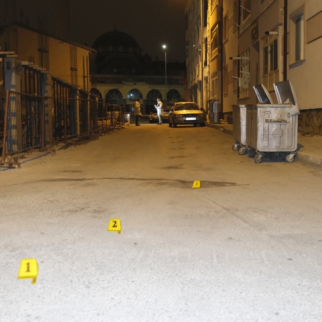Sokak ortasında tüfekle rastgele ateş açıldı: Saçmalar bir araçla apartmanı...
