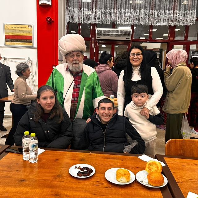 Özel çocuklar ve üniversiteliler iftar sofrasında buluştu