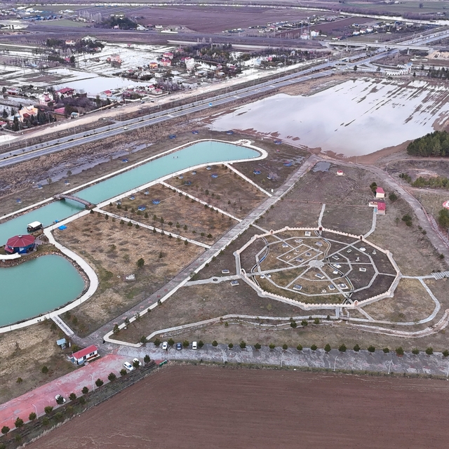 Sivas'ta yağmur suları ikiz gölet oluşturdu
Eriyen kar suları, yapay göleti...