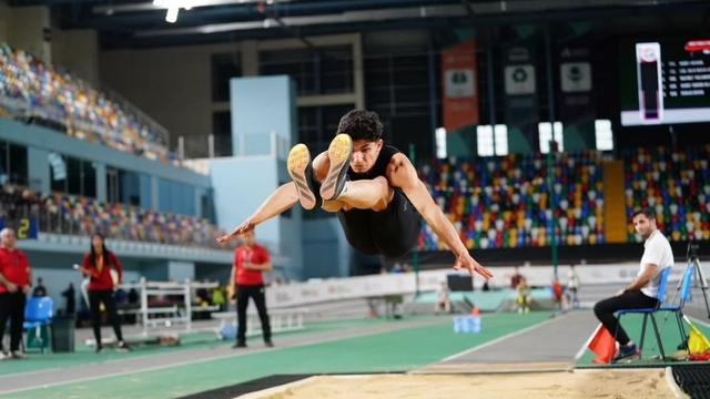 Osmaniyeli sporcu Timur Er, uzun atlamada 7,53 metrelik rekoruyla U18 Türkiye şampiyonu oldu
