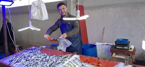 Bu aile üyeleri 60 yıldır ilçe pazarlarında balık satışı yapıyor