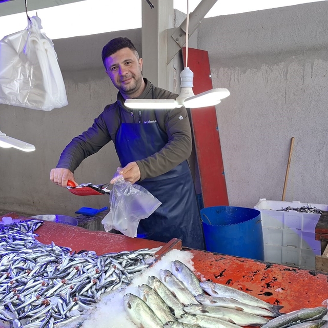Bu aile üyeleri 60 yıldır ilçe pazarlarında balık satışı yapıyor
