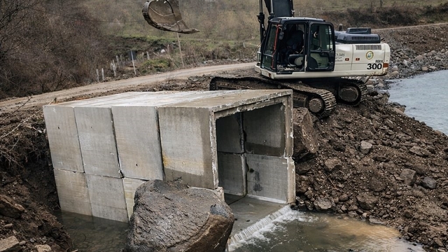 Yedigöller grup yolunda kutu menfezler yerleştiriliyor