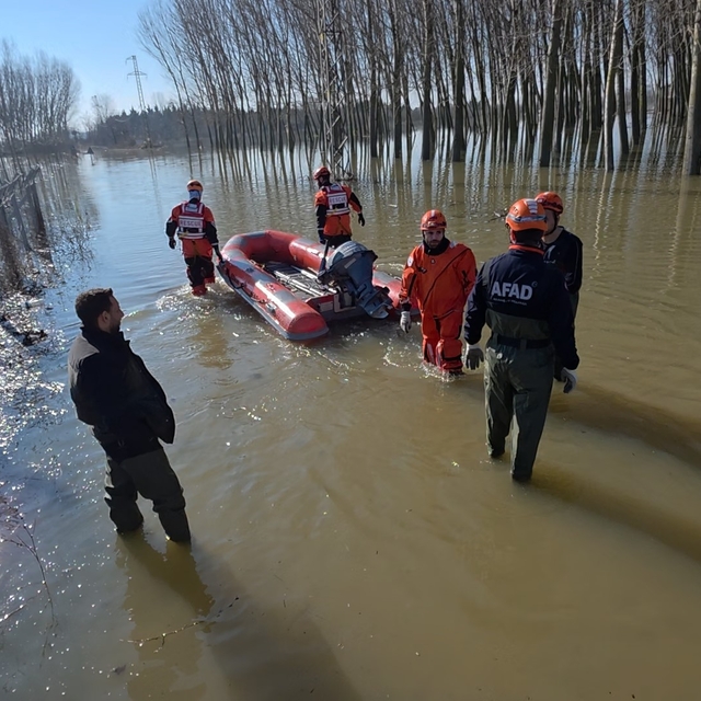 Edirne'de koyunlar botlarla kurtarıldı
