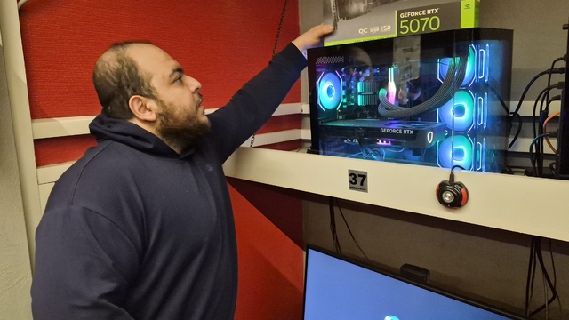 Küresel çip kıtlığı internet kafeleri olumsuz etkiledi
İnternet kafe çalışanı Mustafa Çoğal:
"Çip krizi bilgisayar almayı epey zorlaştırdı"
"30 bin TL'ye toplanabilecek bir bilgisayarın 70-80 bin TL olması bu mesleği zorlaştırdı"