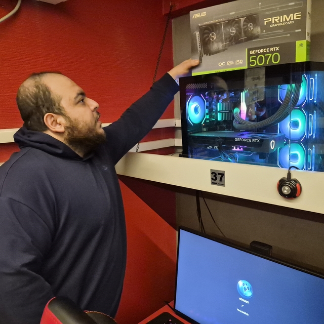 Küresel çip kıtlığı internet kafeleri olumsuz etkiledi
İnternet kafe çalışa...